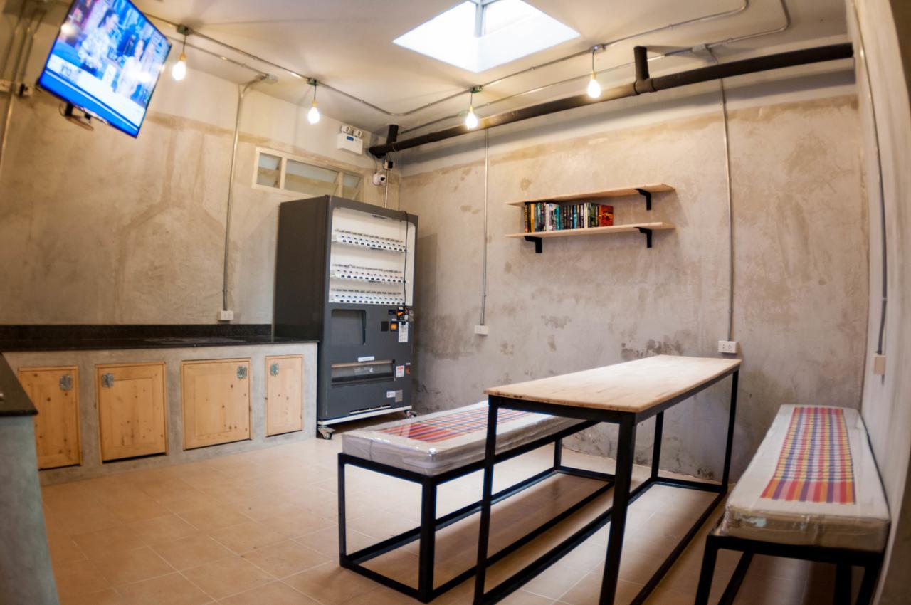 A'Stel Bangrak (Adults Only) Hostel Bangkok Ngoại thất bức ảnh